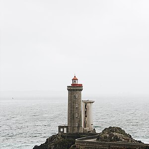 Ein Leuchtturm an der Felsenküste